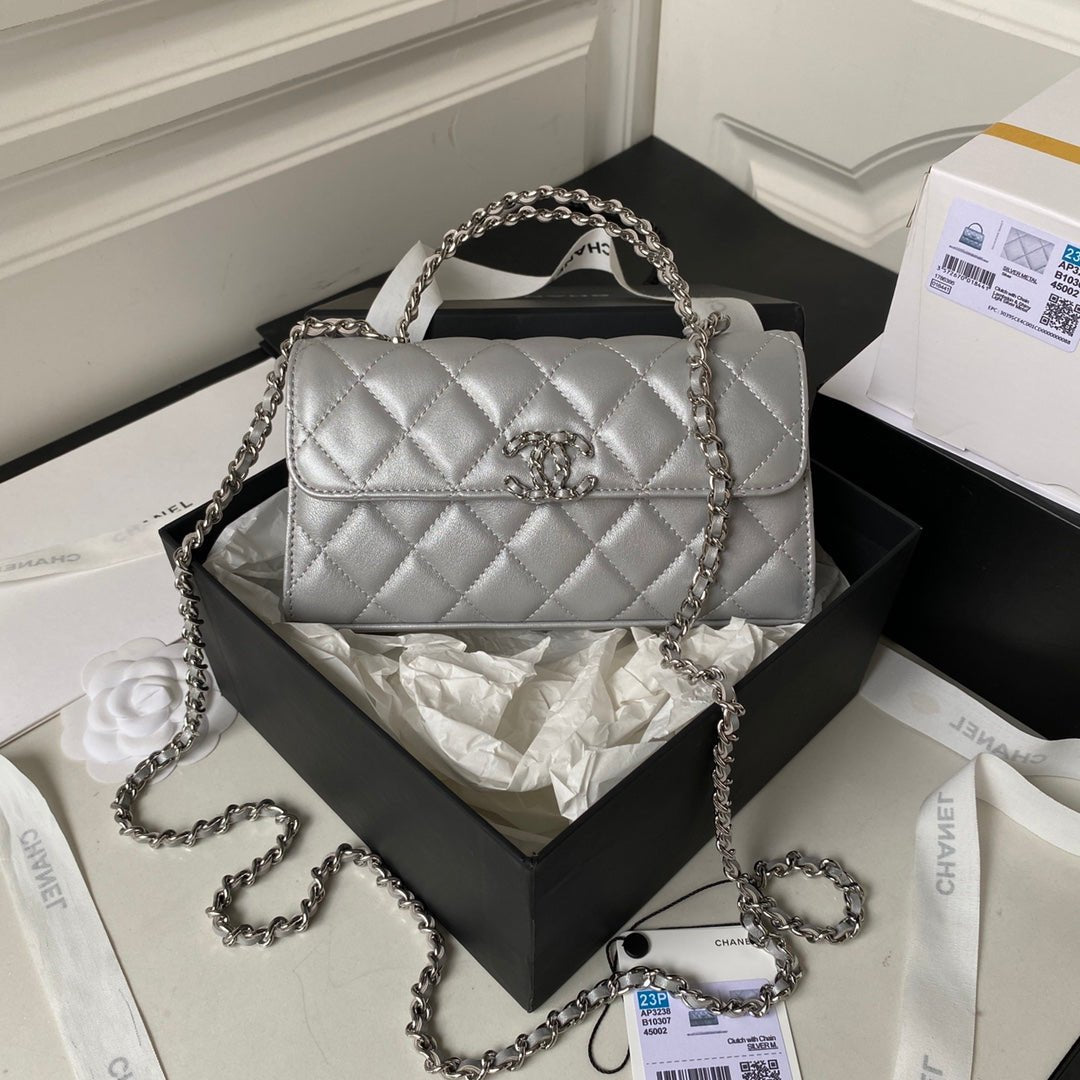ＣＨＮＥＬCLUTCH WITH CHAIN SILVER METAL