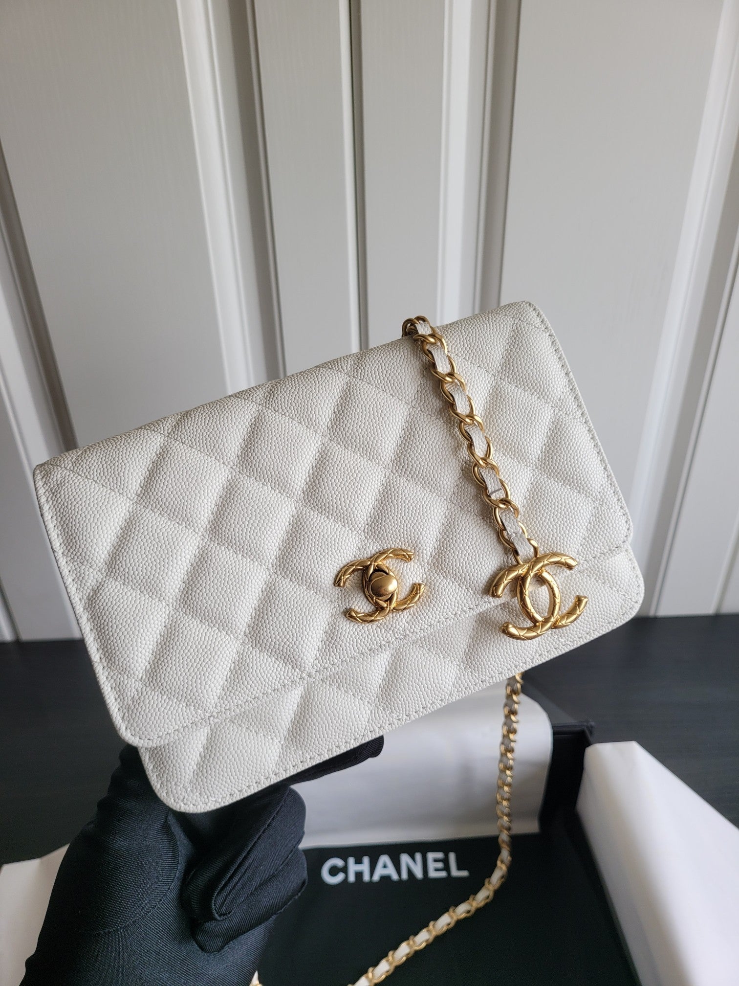 ＣＨＮＥＬ19 WALLET ON CHAIN WHITE