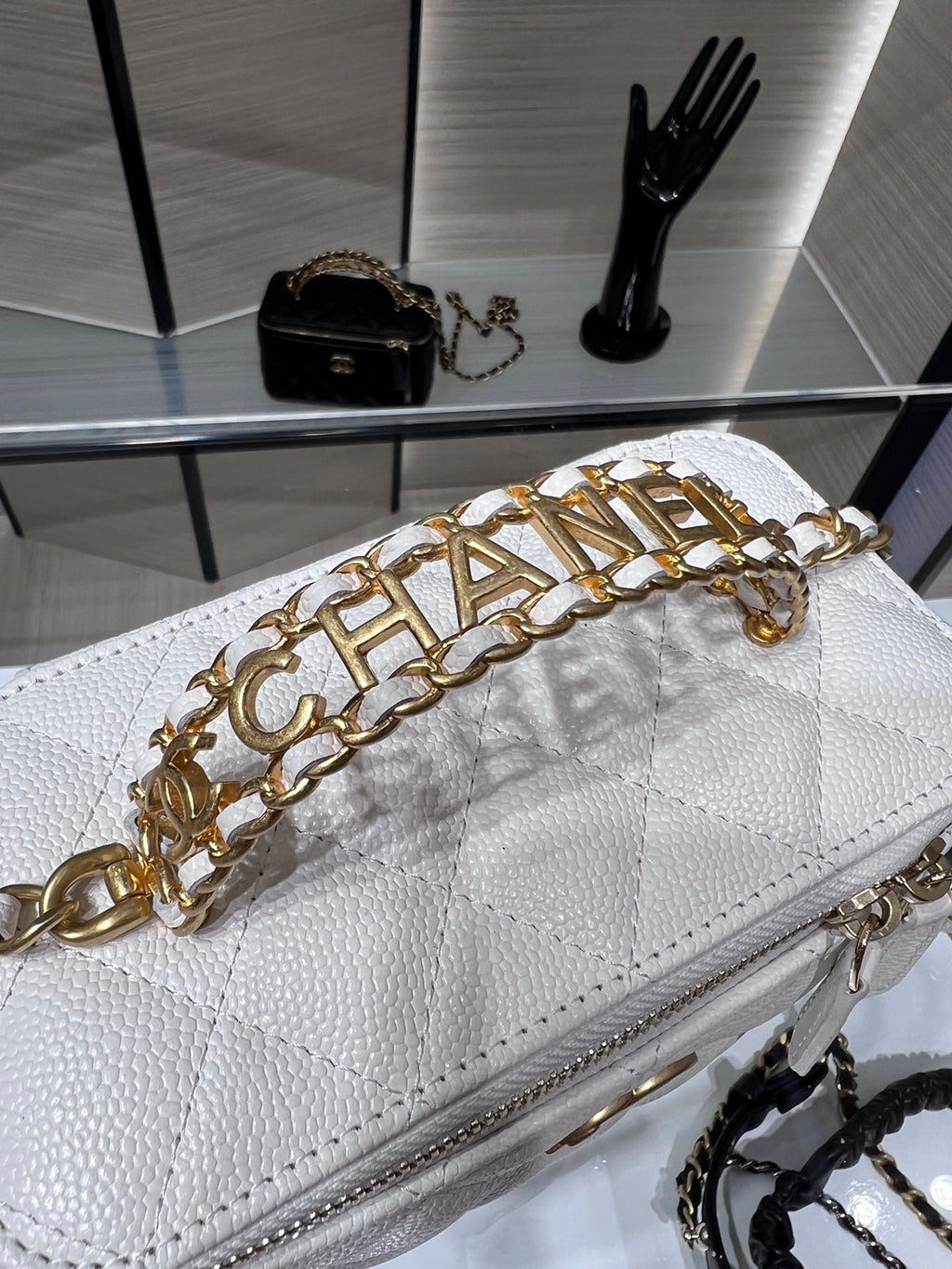 ＣＨＮＥＬCHAIN VANITY CASE WHITE