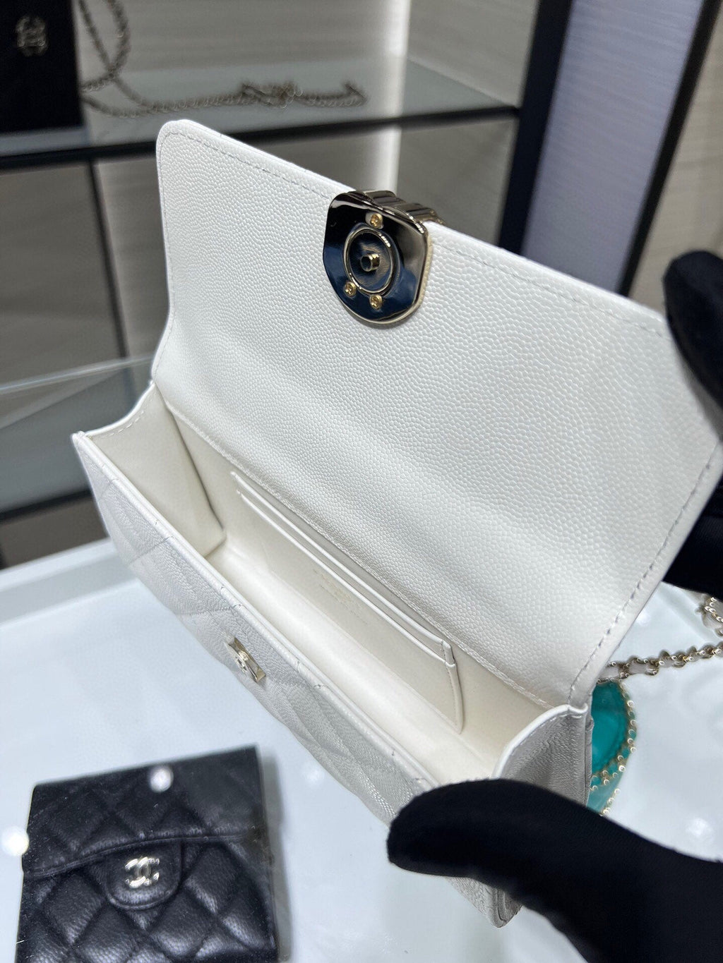 ＣＨＮＥＬPHONE HOLDER WITH CHAIN WHITE