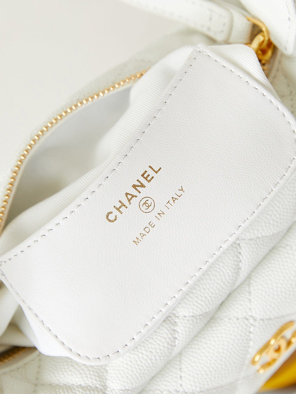 ＣＨＮＥＬCAVIAR LEATHER MINI ROUND HOBO WHITE
