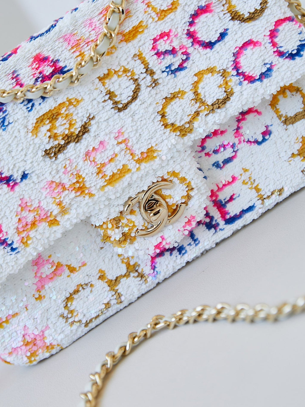 ＣＨＮＥＬSMALL FLAP BAG WITH THE WORDS