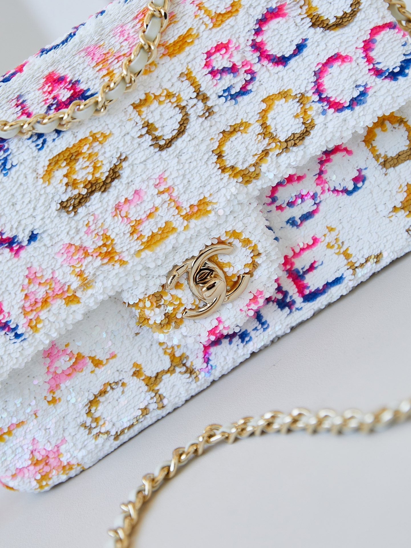 ＣＨＮＥＬSMALL FLAP BAG WITH THE WORDS