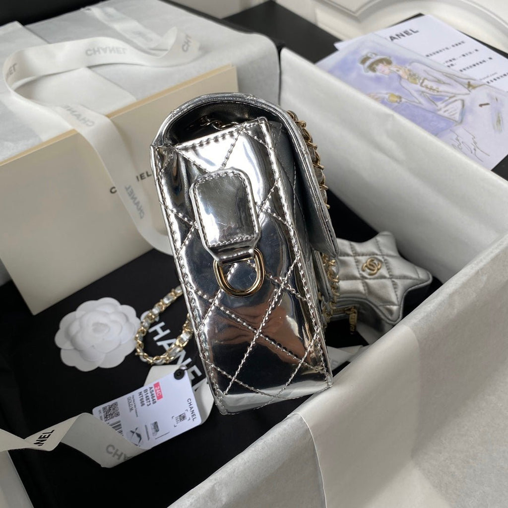 ＣＨＮＥＬCLASSIC FLAP BAG IN SILVER METALLIC QUILTED LEATHER