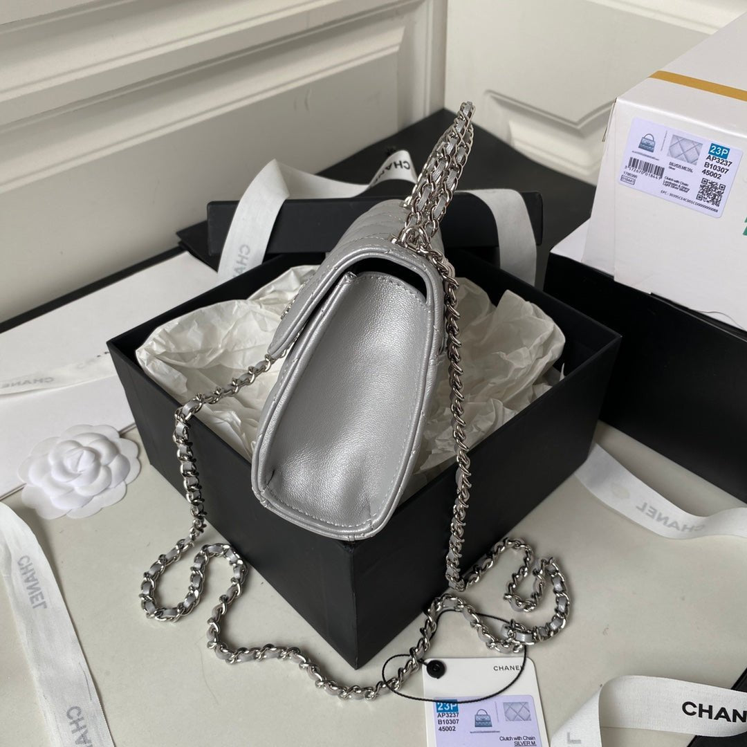 ＣＨＮＥＬCLUTCH WITH CHAIN SILVER METAL