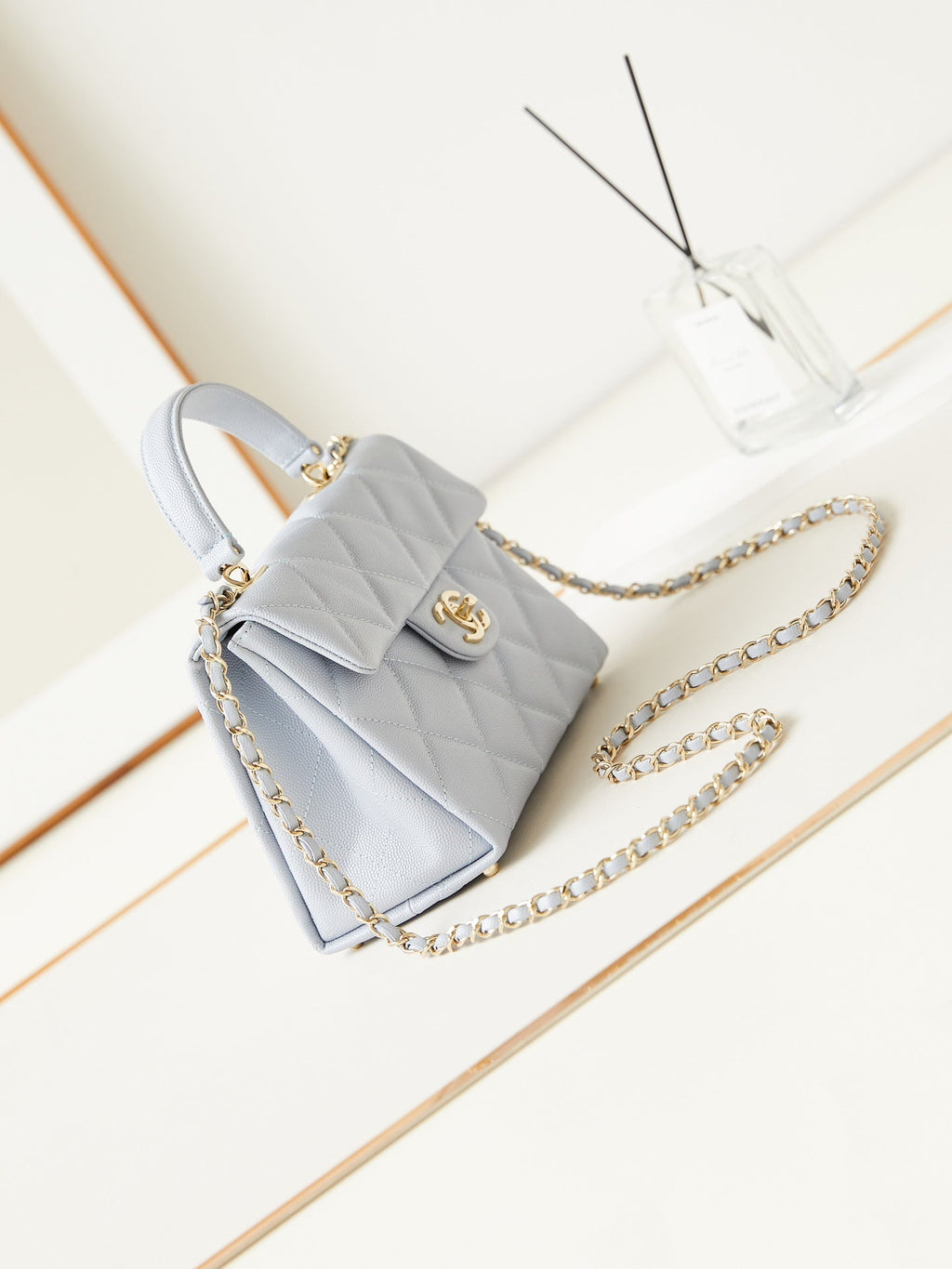 ＣＨＮＥＬFLAP BAG WITH A TOP HANDLE ASH GRAY