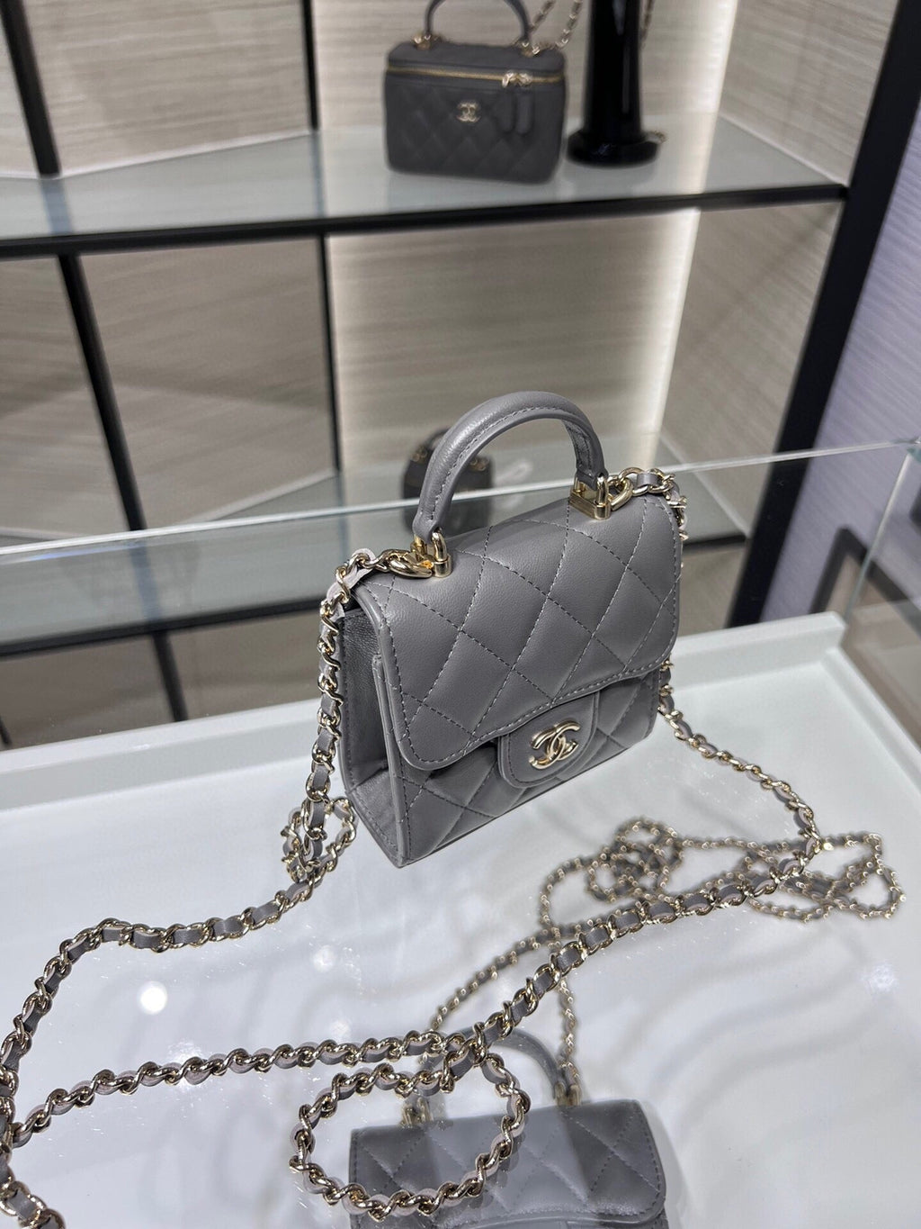 ＣＨＮＥＬMINI MATELASSÉ CLUTCH WITH CHAIN GRAY