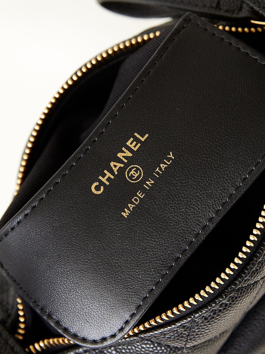 ＣＨＮＥＬCAVIAR LEATHER MINI ROUND HOBO BLACK