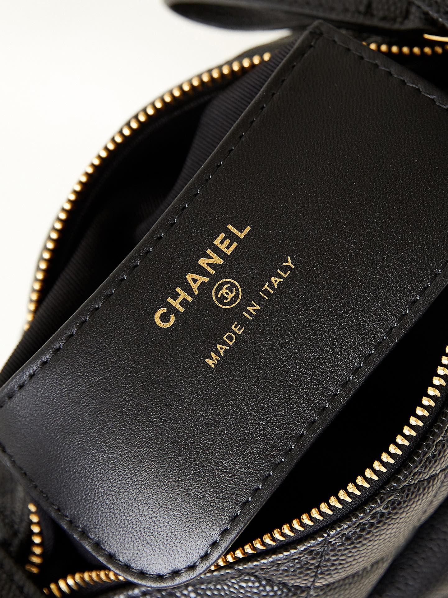 ＣＨＮＥＬCAVIAR LEATHER MINI ROUND HOBO BLACK