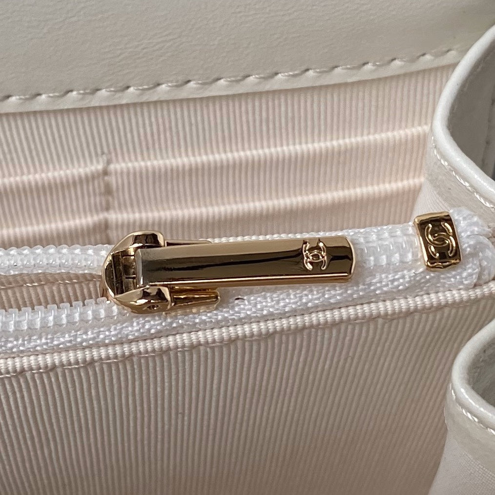 ＣＨＮＥＬCHAIN CLUTCH BAG WHITE