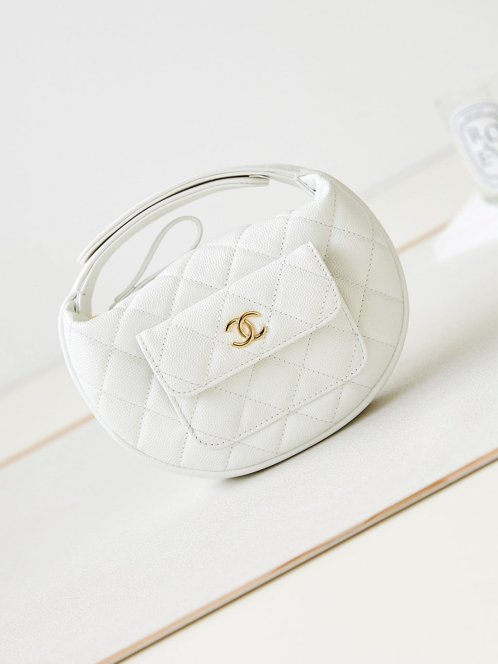 ＣＨＮＥＬCAVIAR LEATHER MINI ROUND HOBO WHITE