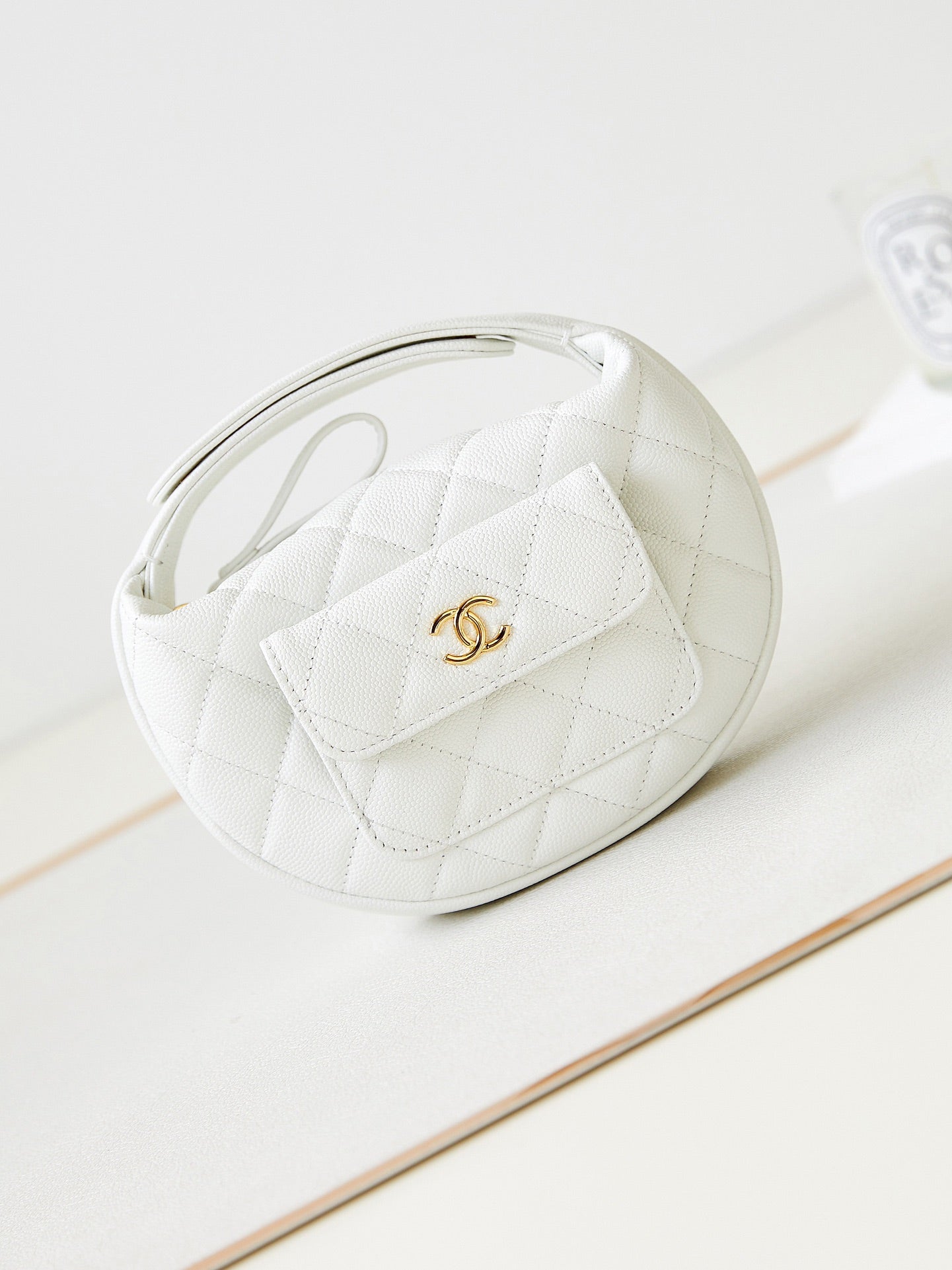 ＣＨＮＥＬCAVIAR LEATHER MINI ROUND HOBO WHITE