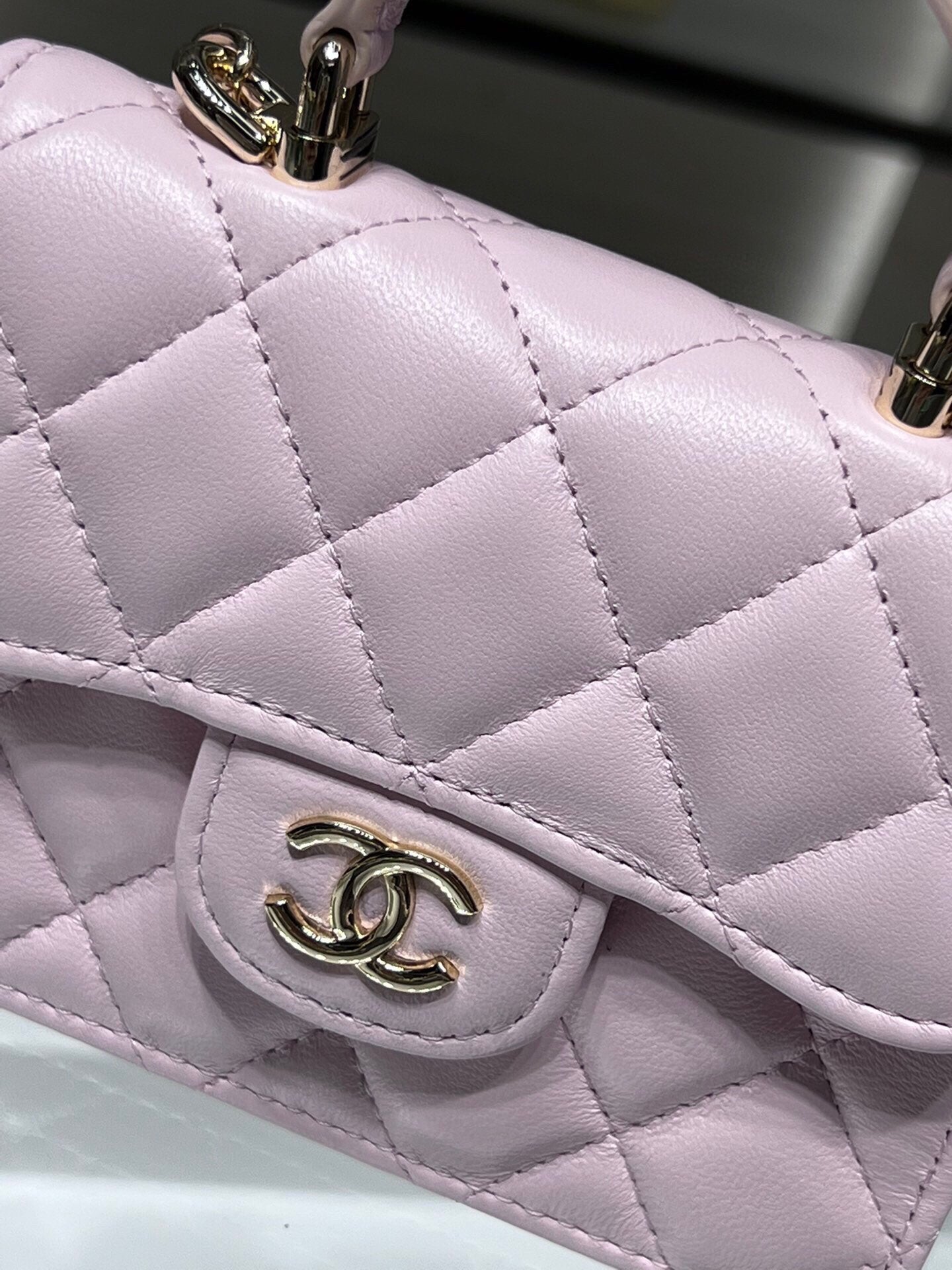 ＣＨＮＥＬFLAP COIN PURSE WITH CHAIN ROSE QUARTZ