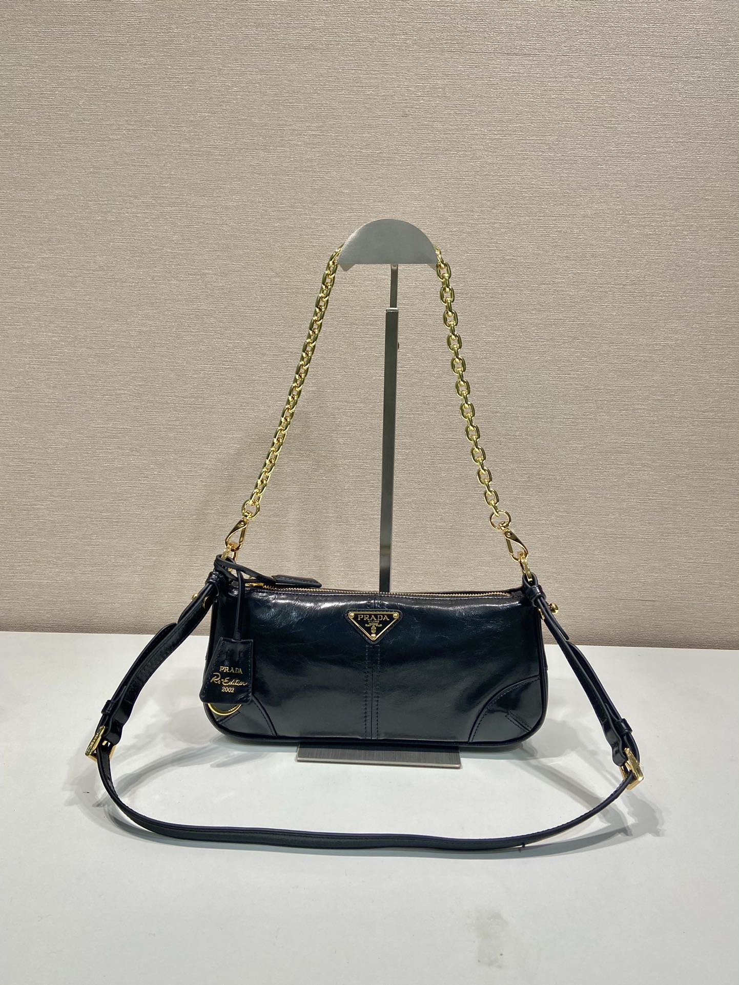 ＰＲＤＡ RE-EDITION 2002 MEDIUM LEATHER SHOULDER BAG