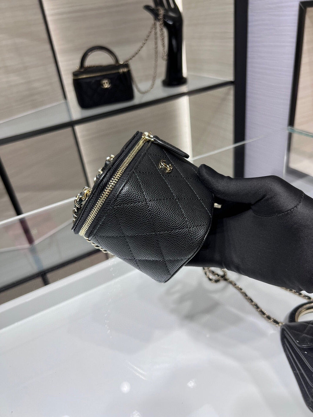 ＣＨＮＥＬMINI VANITY CASE WITH CLASSIC CHAIN