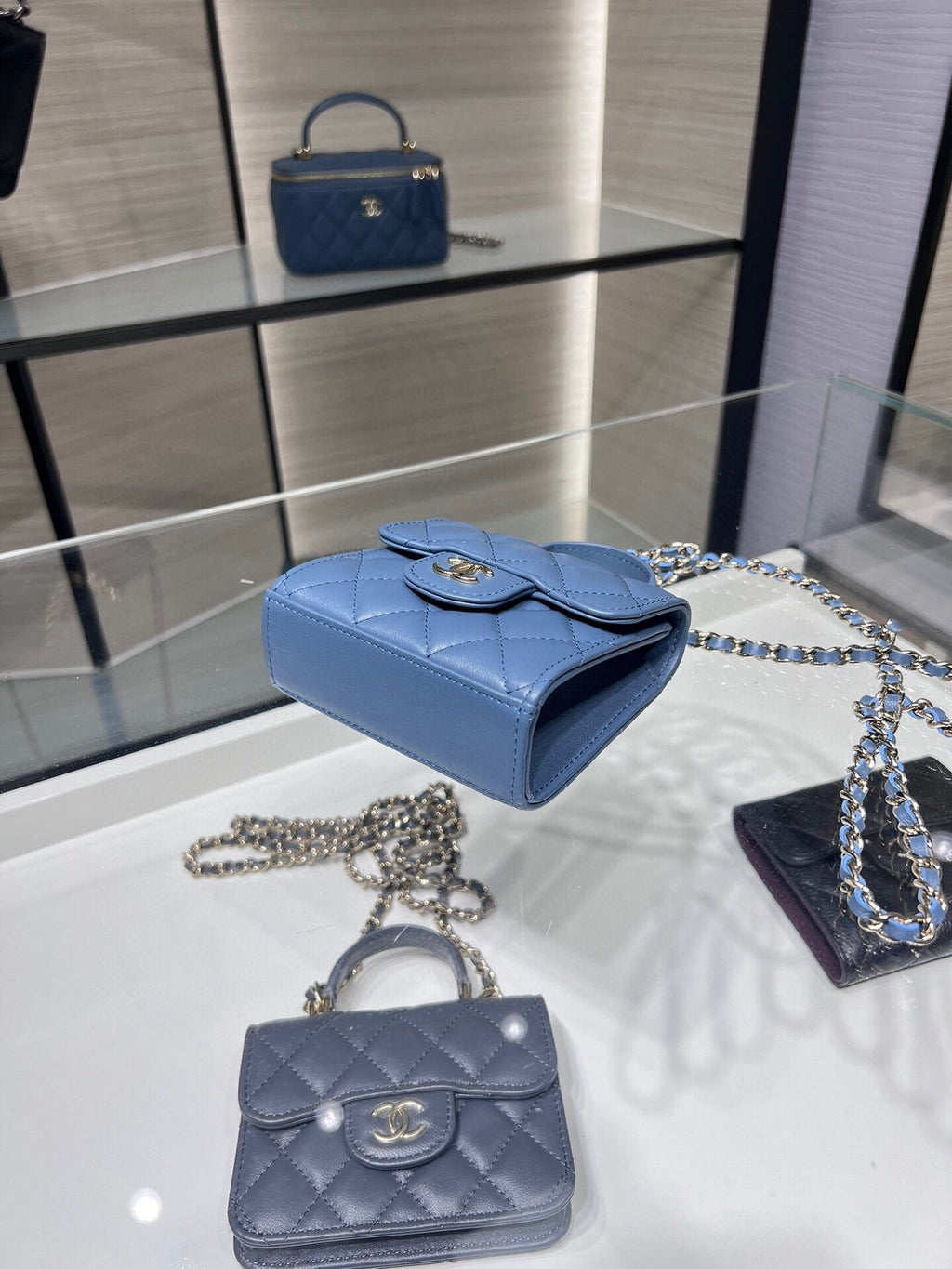 ＣＨＮＥＬMINI MATELASSÉ CLUTCH WITH CHAIN BLUE