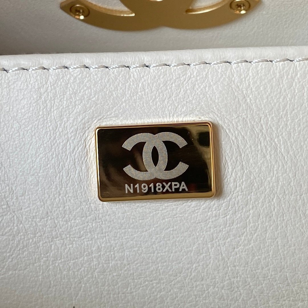 ＣＨＮＥＬCLASSIC CLUTCH WITH CHAIN WHITE