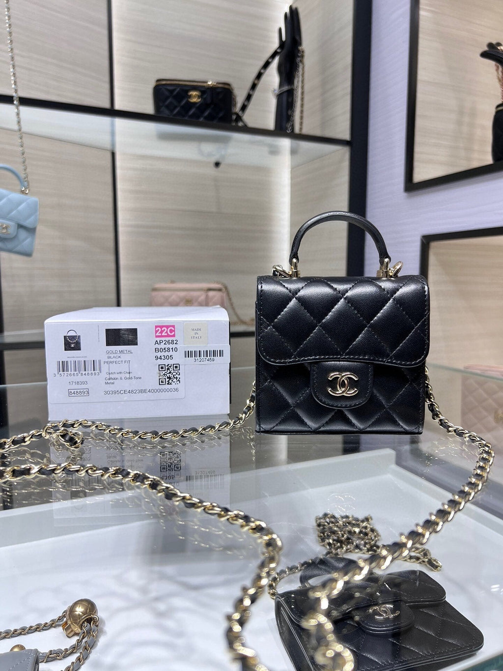 ＣＨＮＥＬMINI MATELASSÉ CLUTCH WITH CHAIN BLACK