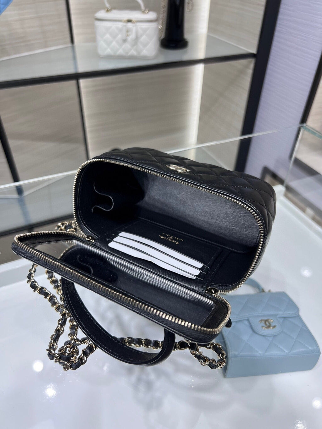 ＣＨＮＥＬ SMALL VANITY CASE WITH CHAIN