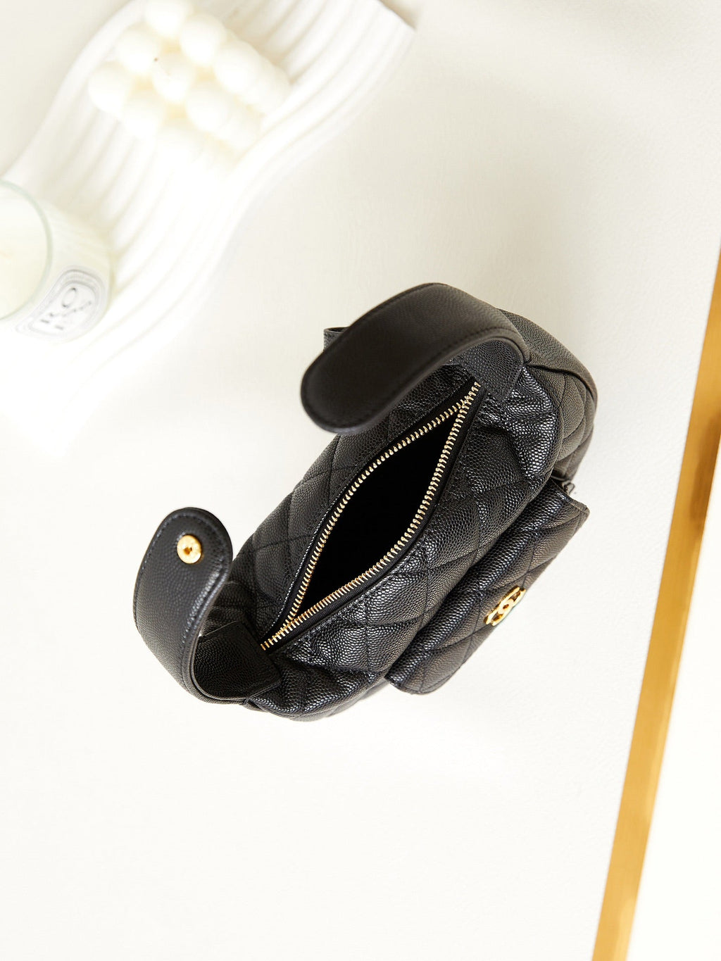 ＣＨＮＥＬCAVIAR LEATHER MINI ROUND HOBO BLACK