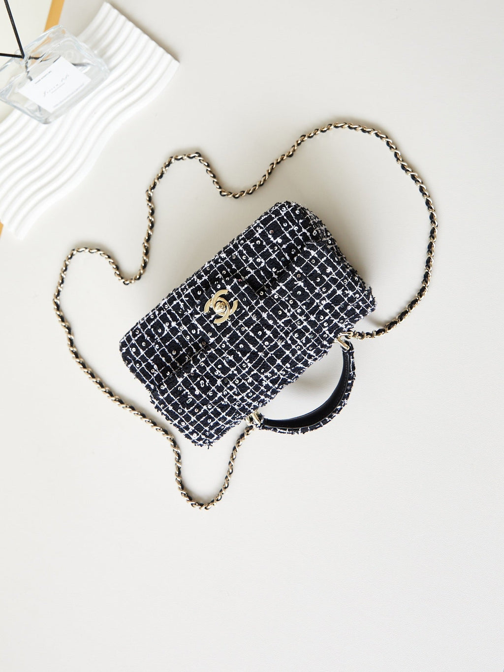 ＣＨＮＥＬFLAP BAG WITH A TOP HANDLE