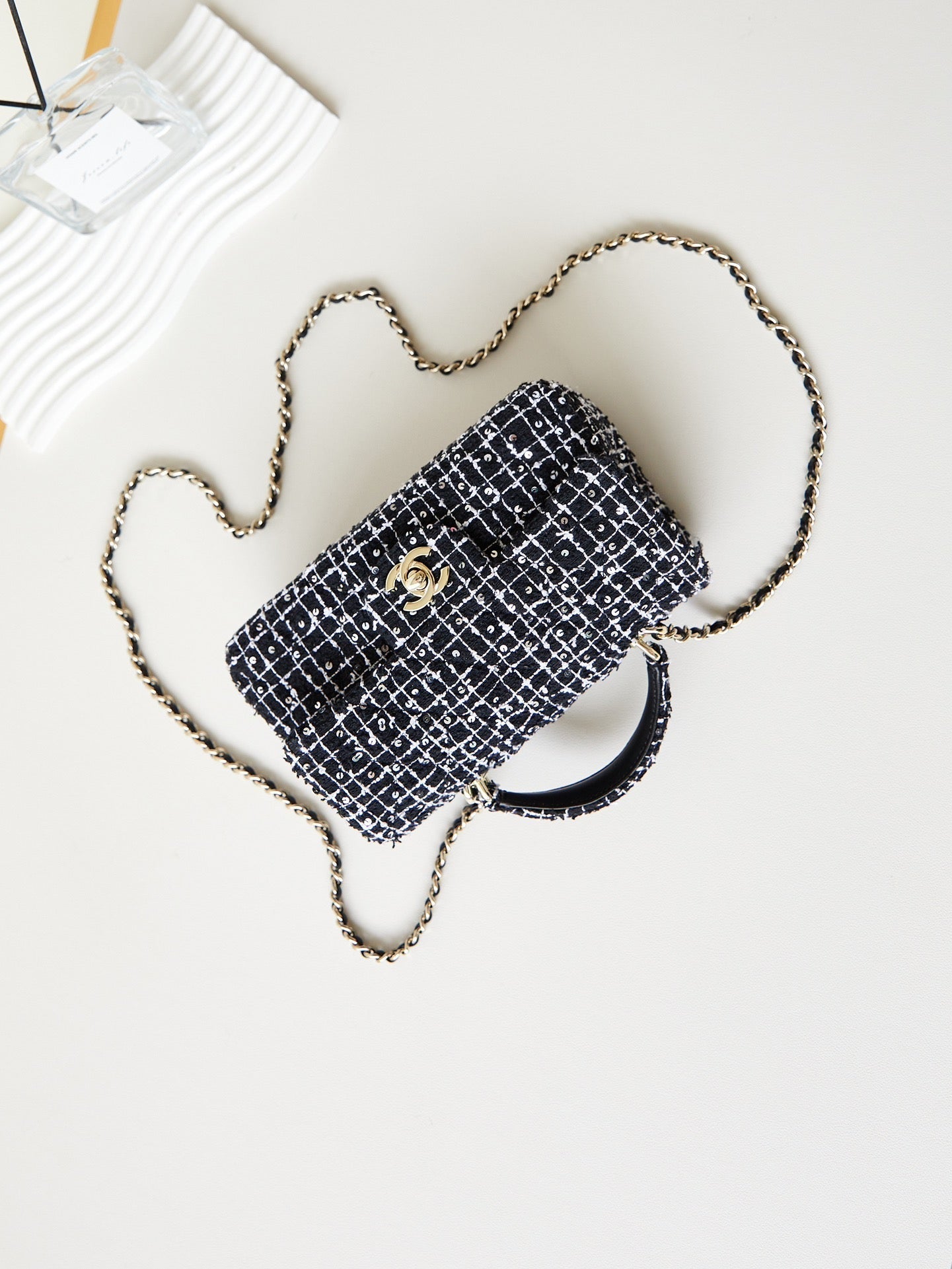 ＣＨＮＥＬFLAP BAG WITH A TOP HANDLE