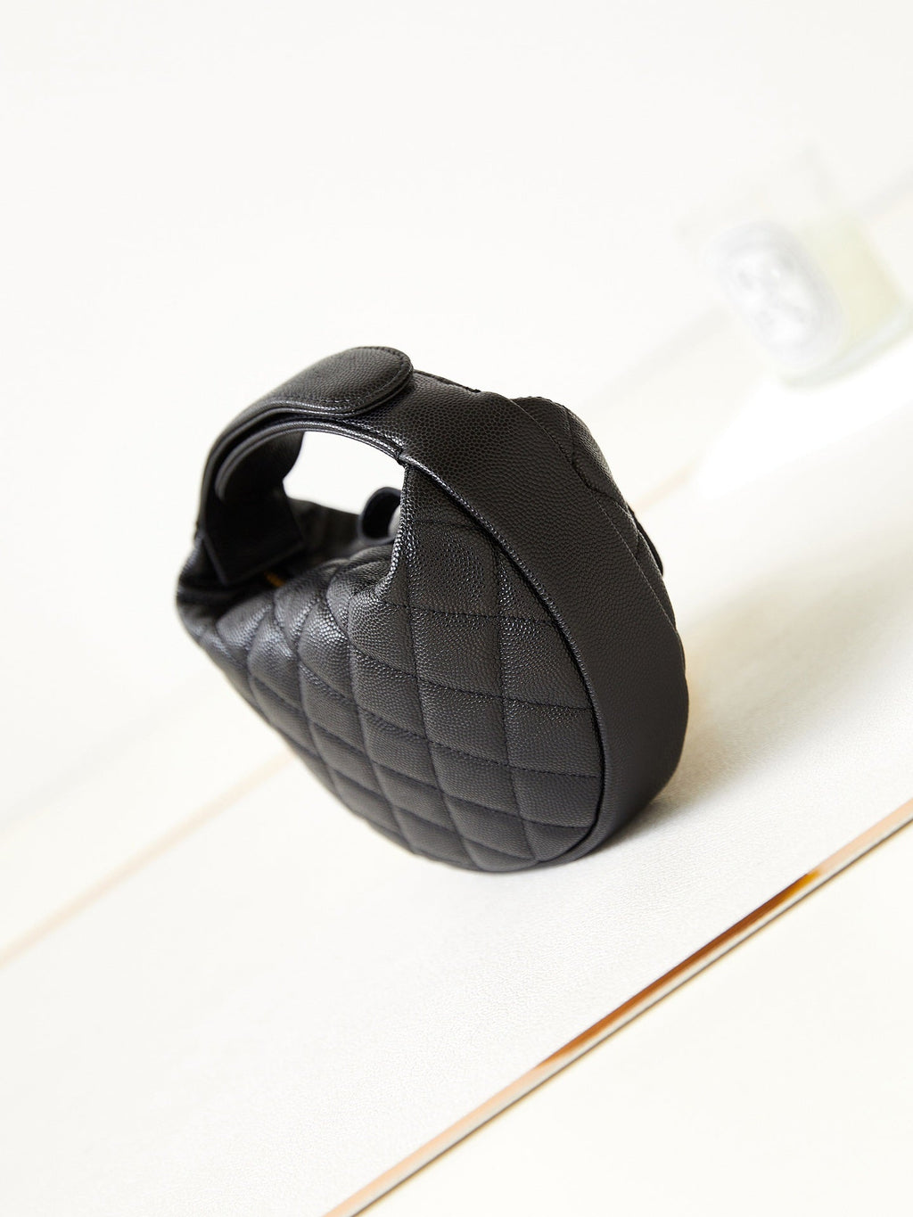ＣＨＮＥＬCAVIAR LEATHER MINI ROUND HOBO BLACK