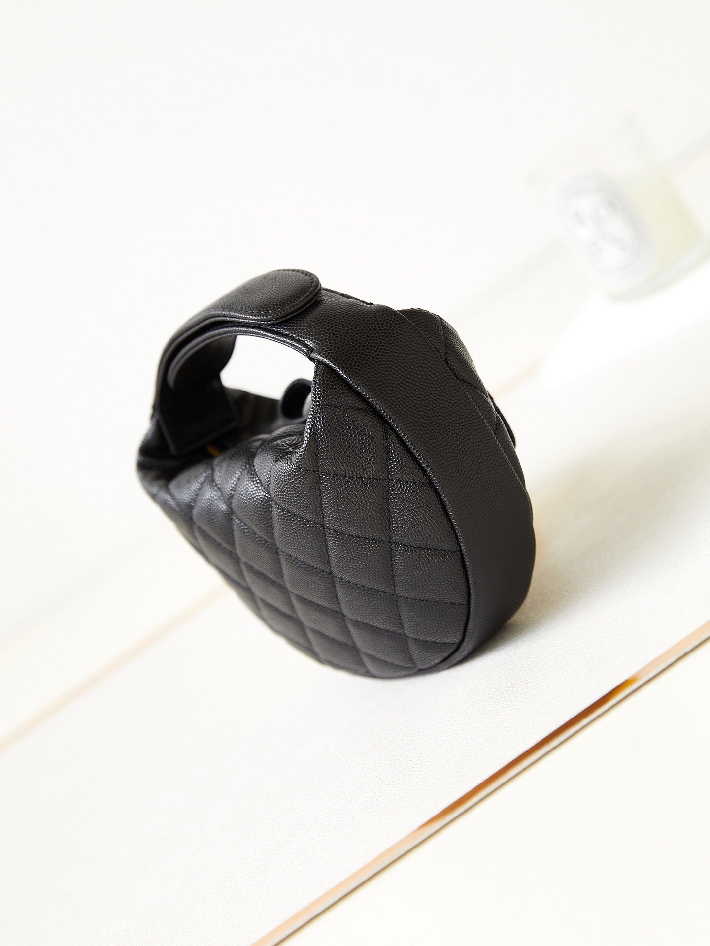 ＣＨＮＥＬCAVIAR LEATHER MINI ROUND HOBO BLACK