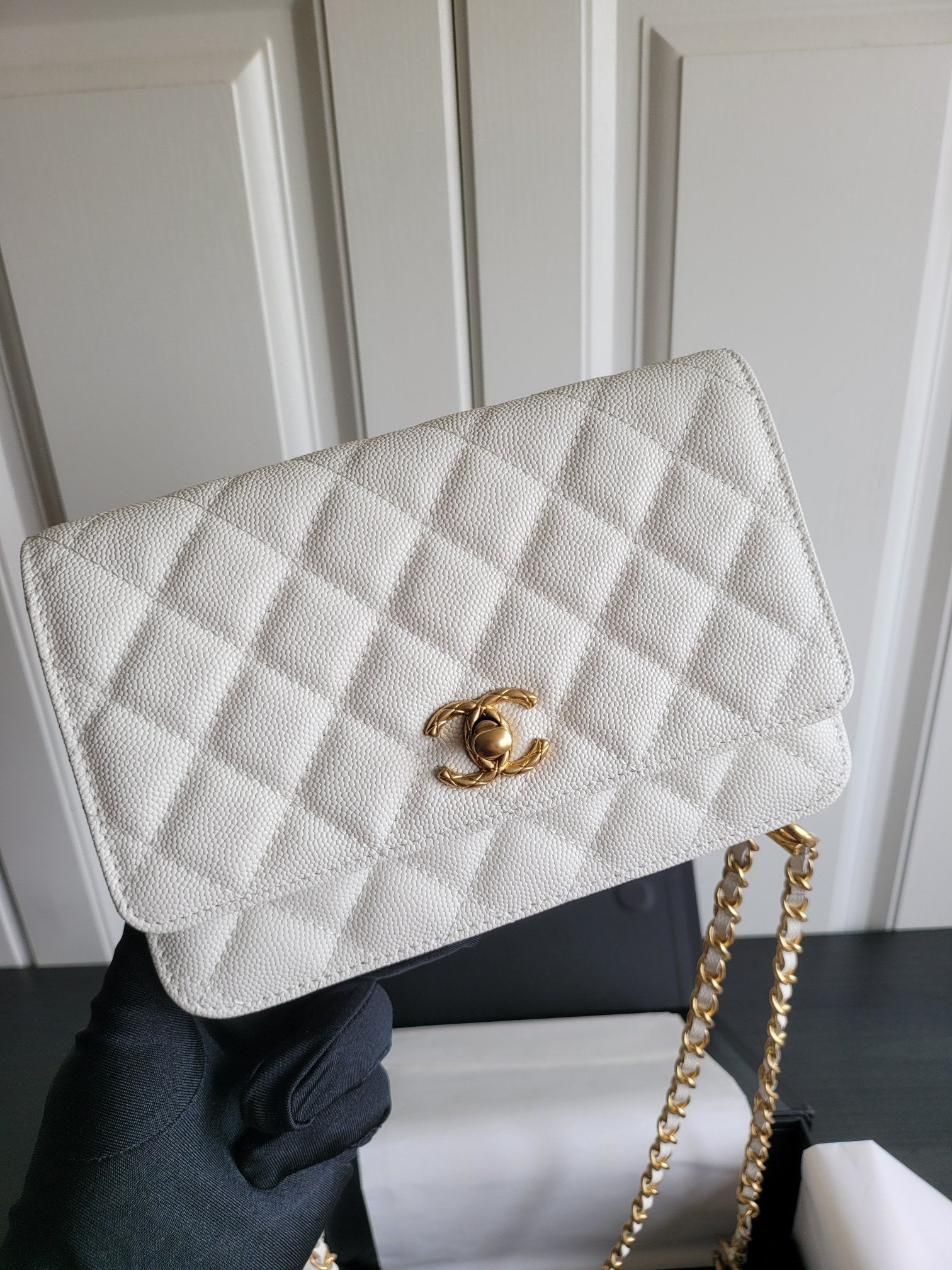ＣＨＮＥＬ19 WALLET ON CHAIN WHITE