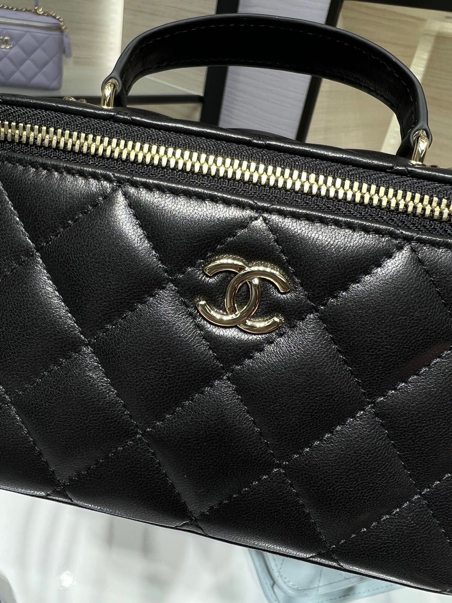 ＣＨＮＥＬ SMALL VANITY CASE WITH CHAIN