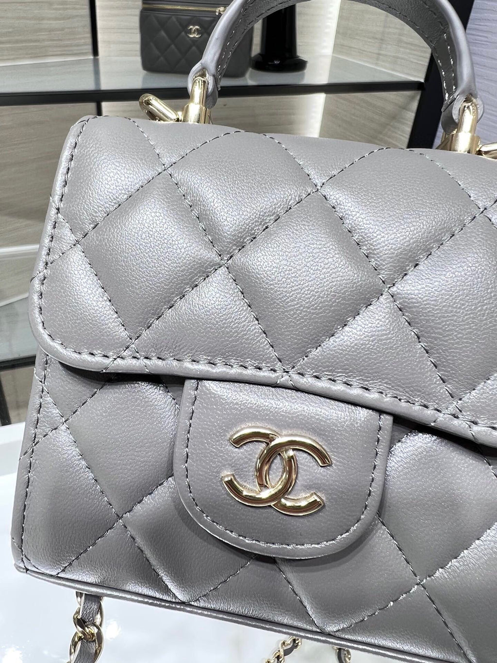 ＣＨＮＥＬMINI MATELASSÉ CLUTCH WITH CHAIN GRAY