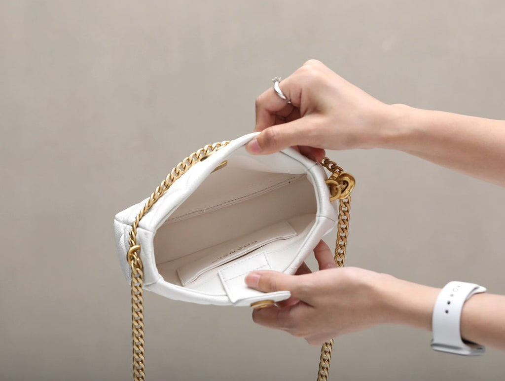 ＣＨＮＥＬGOLD HEART BALL CHAIN SMALL HOBO BAG WHITE
