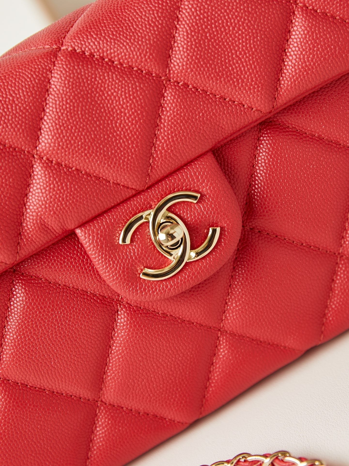 ＣＨＮＥＬFLAP BAG WITH A TOP HANDLE RED