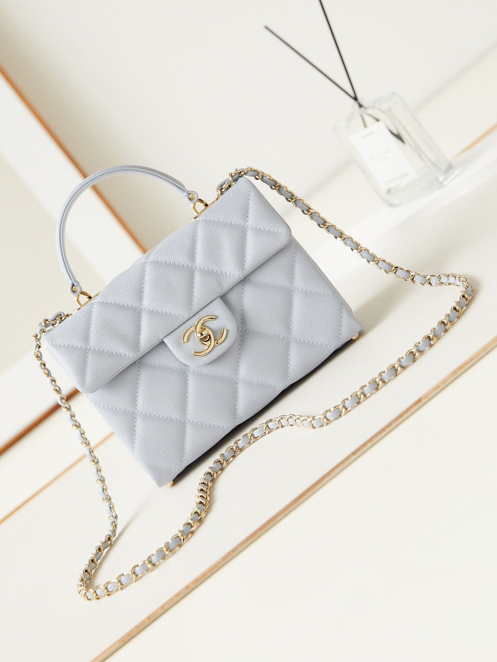 ＣＨＮＥＬFLAP BAG WITH A TOP HANDLE ASH GRAY