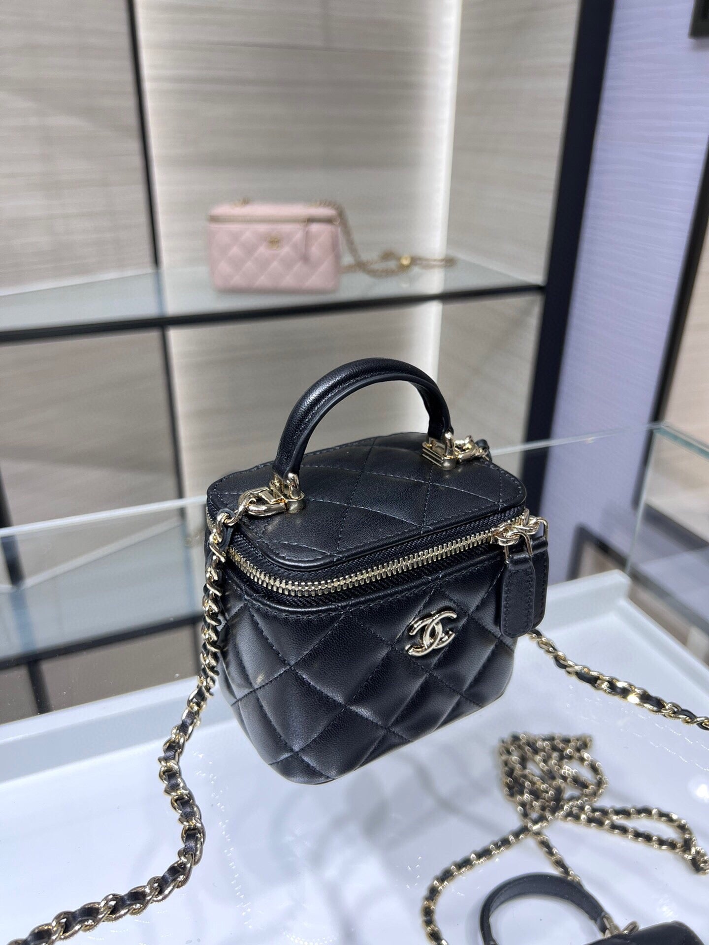ＣＨＮＥＬMINI VANITY CASE WITH CHAIN