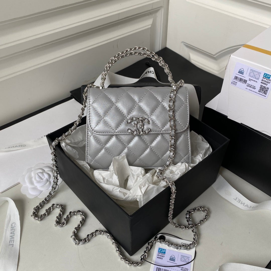 ＣＨＮＥＬCLUTCH WITH CHAIN SILVER METAL