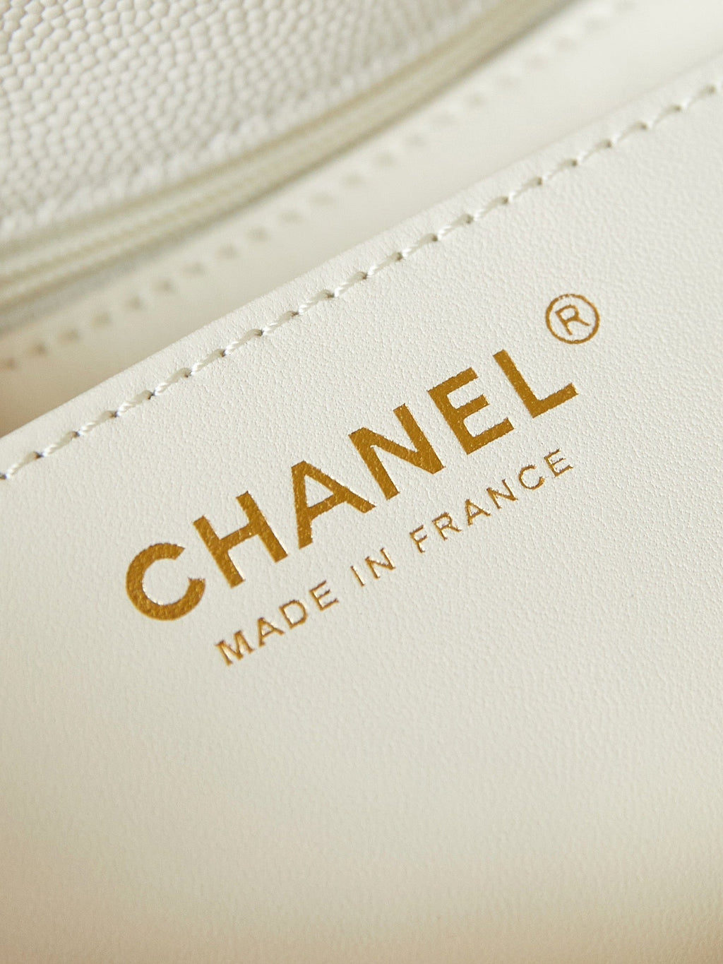ＣＨＮＥＬFLAP BAG WITH A TOP HANDLE WHITE
