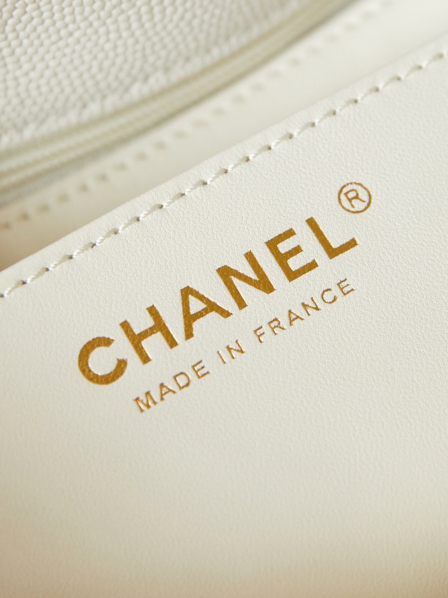 ＣＨＮＥＬFLAP BAG WITH A TOP HANDLE WHITE
