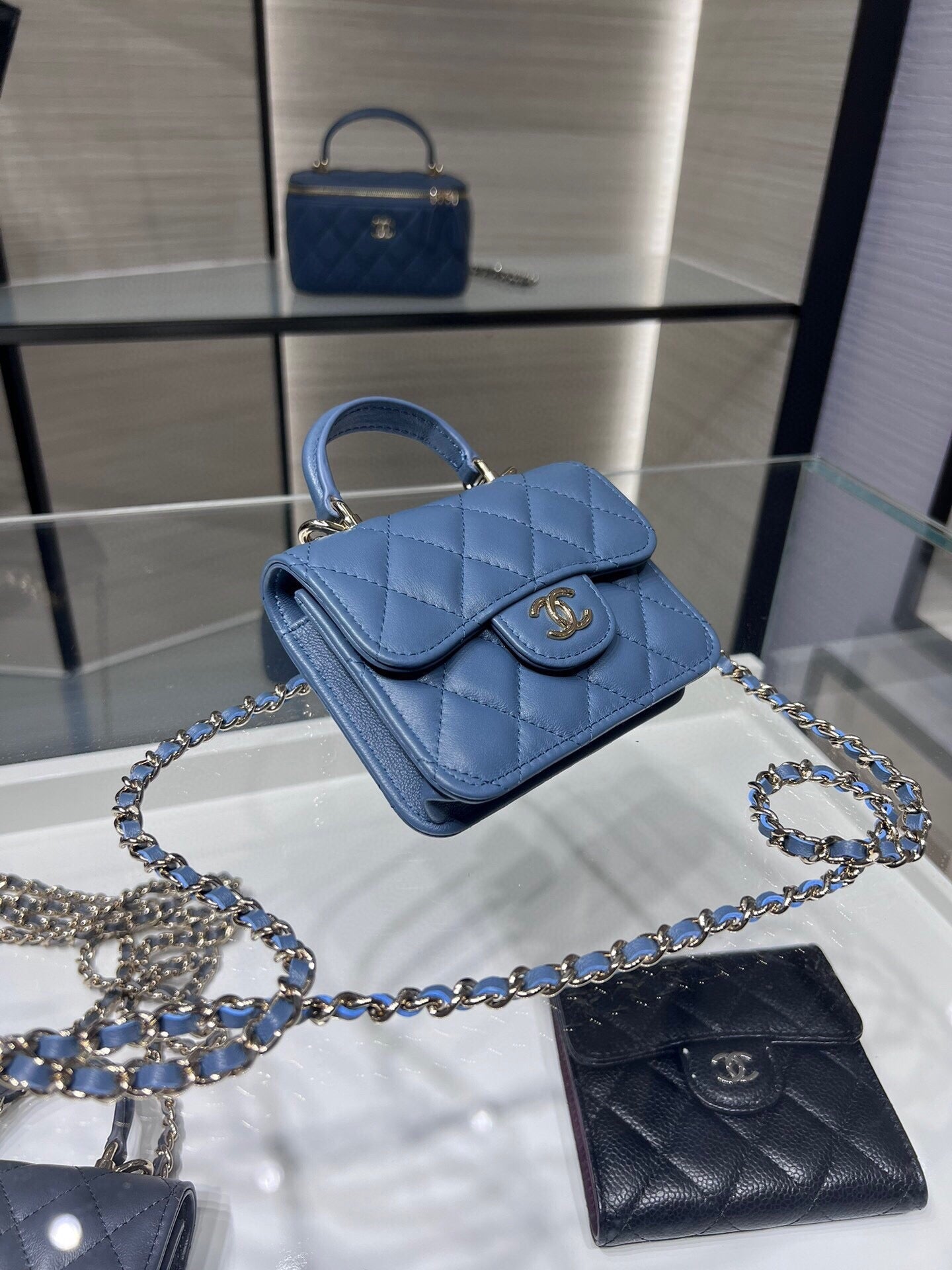 ＣＨＮＥＬFLAP COIN PURSE WITH CHAIN BLUE