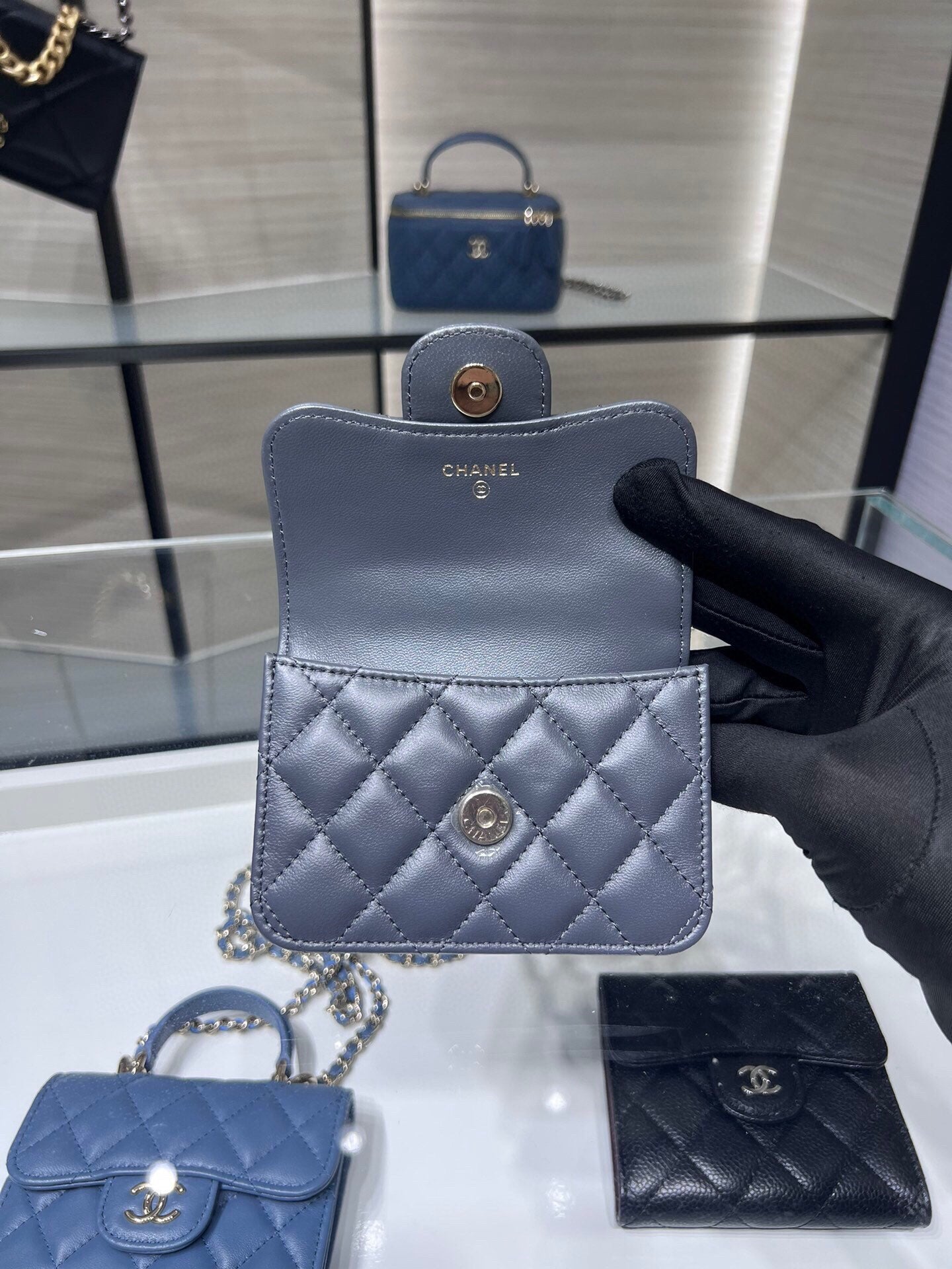 ＣＨＮＥＬFLAP COIN PURSE WITH CHAIN GRAY