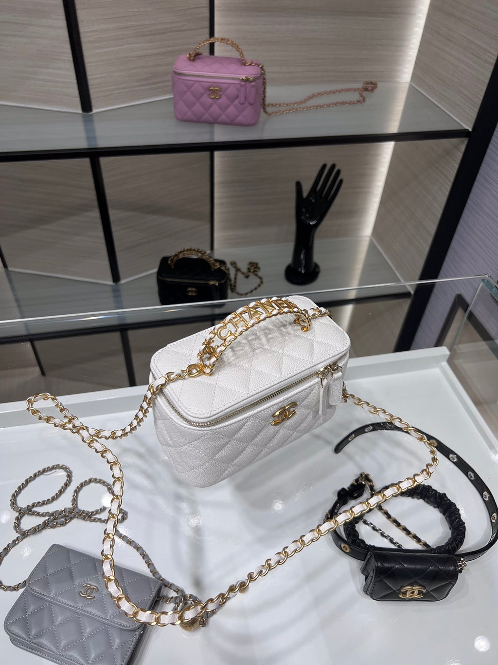 ＣＨＮＥＬCHAIN VANITY CASE WHITE