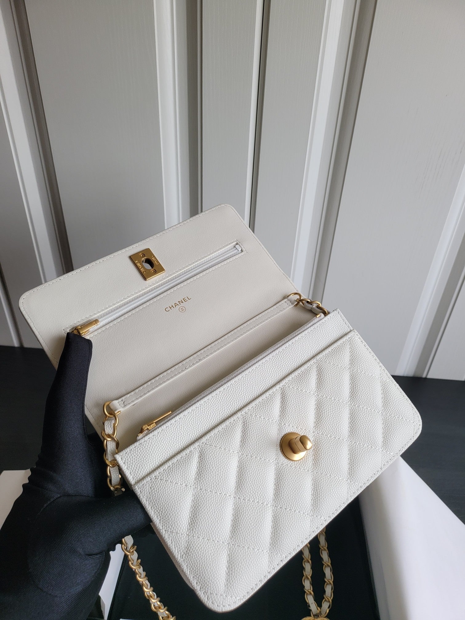 ＣＨＮＥＬ19 WALLET ON CHAIN WHITE