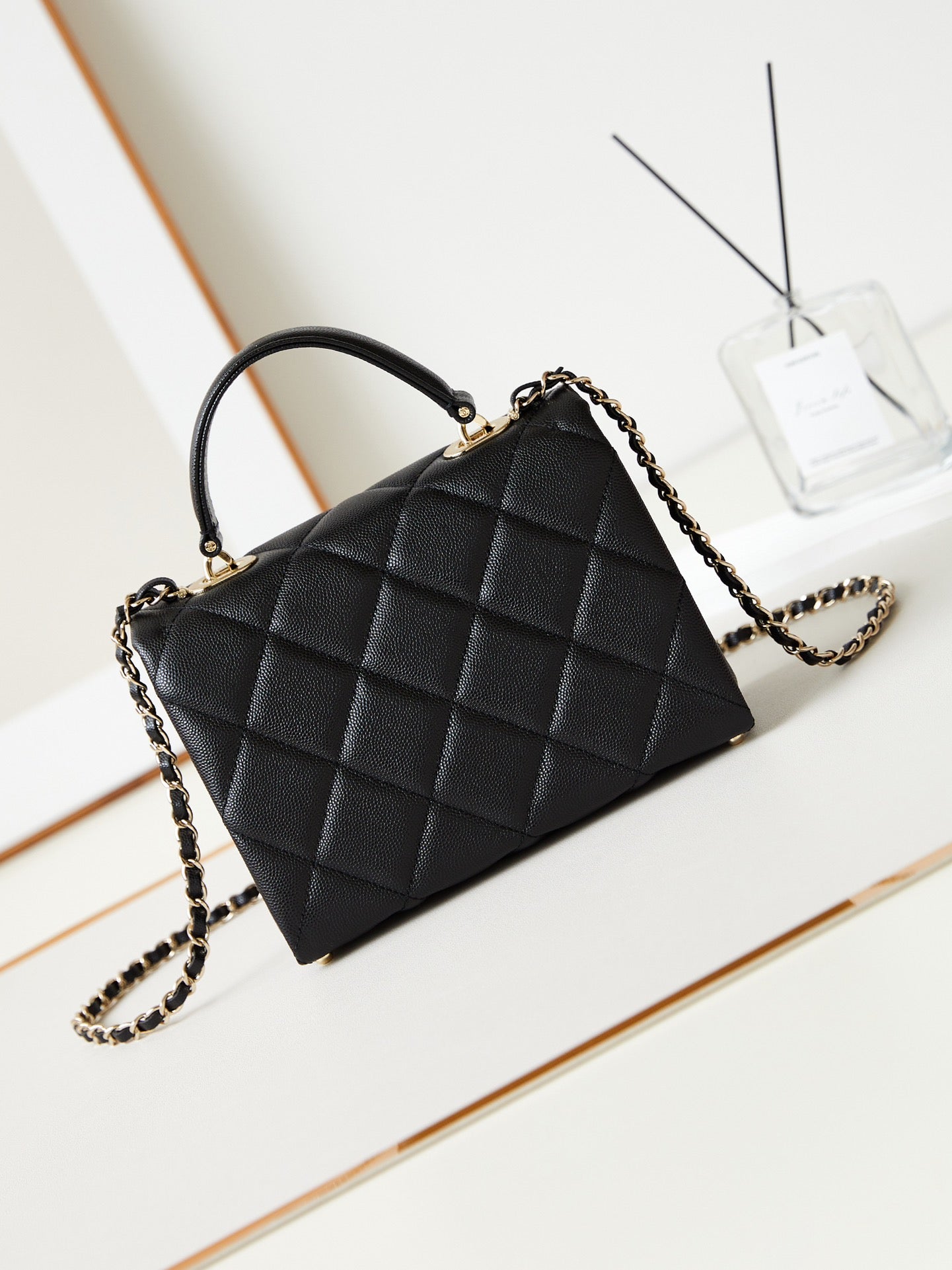 ＣＨＮＥＬFLAP BAG WITH A TOP HANDLE