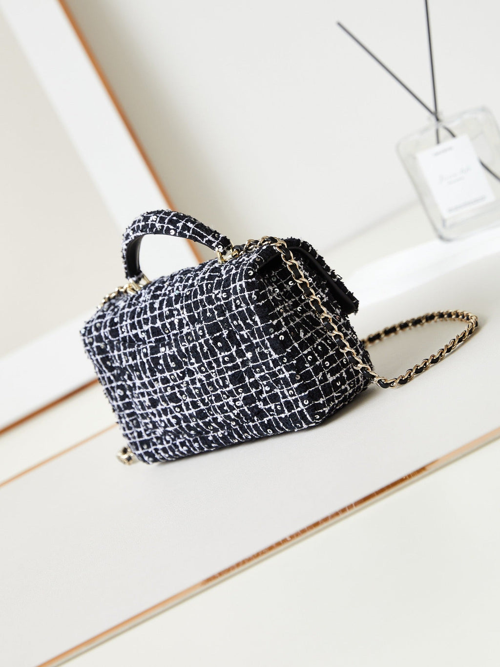 ＣＨＮＥＬFLAP BAG WITH A TOP HANDLE
