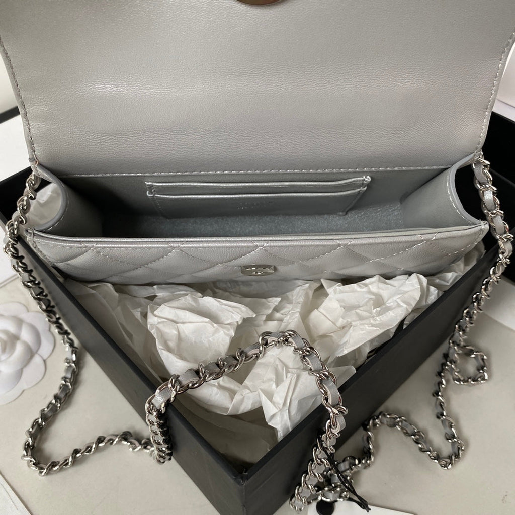 ＣＨＮＥＬCLUTCH WITH CHAIN SILVER METAL
