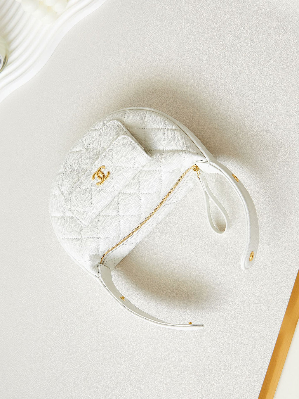 ＣＨＮＥＬCAVIAR LEATHER MINI ROUND HOBO WHITE