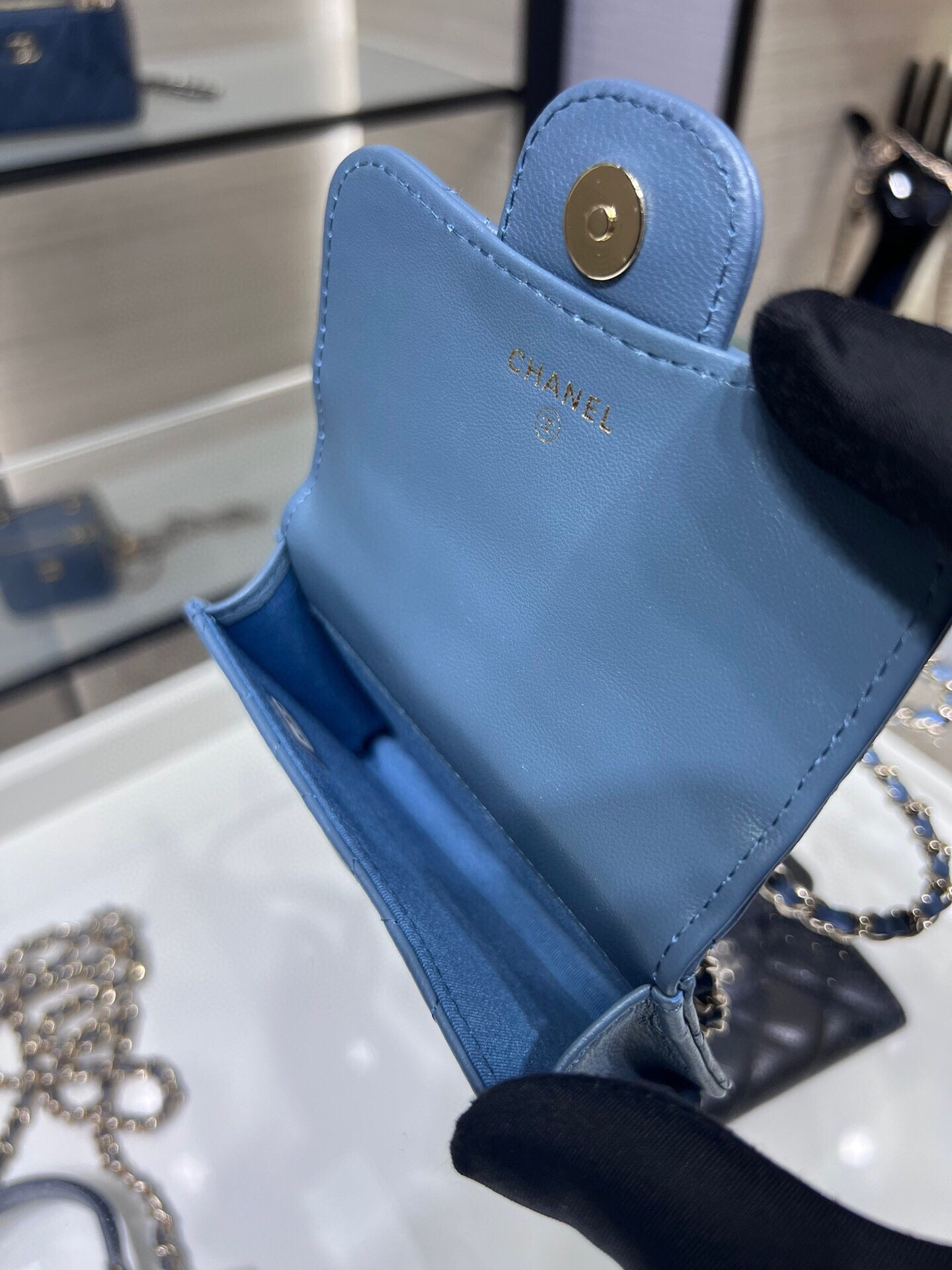 ＣＨＮＥＬFLAP COIN PURSE WITH CHAIN BLUE