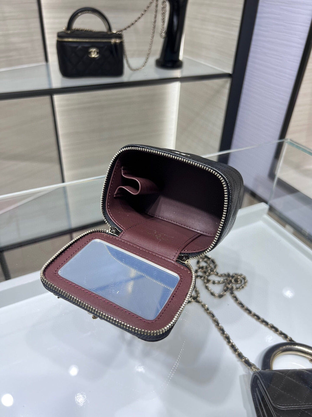 ＣＨＮＥＬMINI VANITY CASE WITH CLASSIC CHAIN