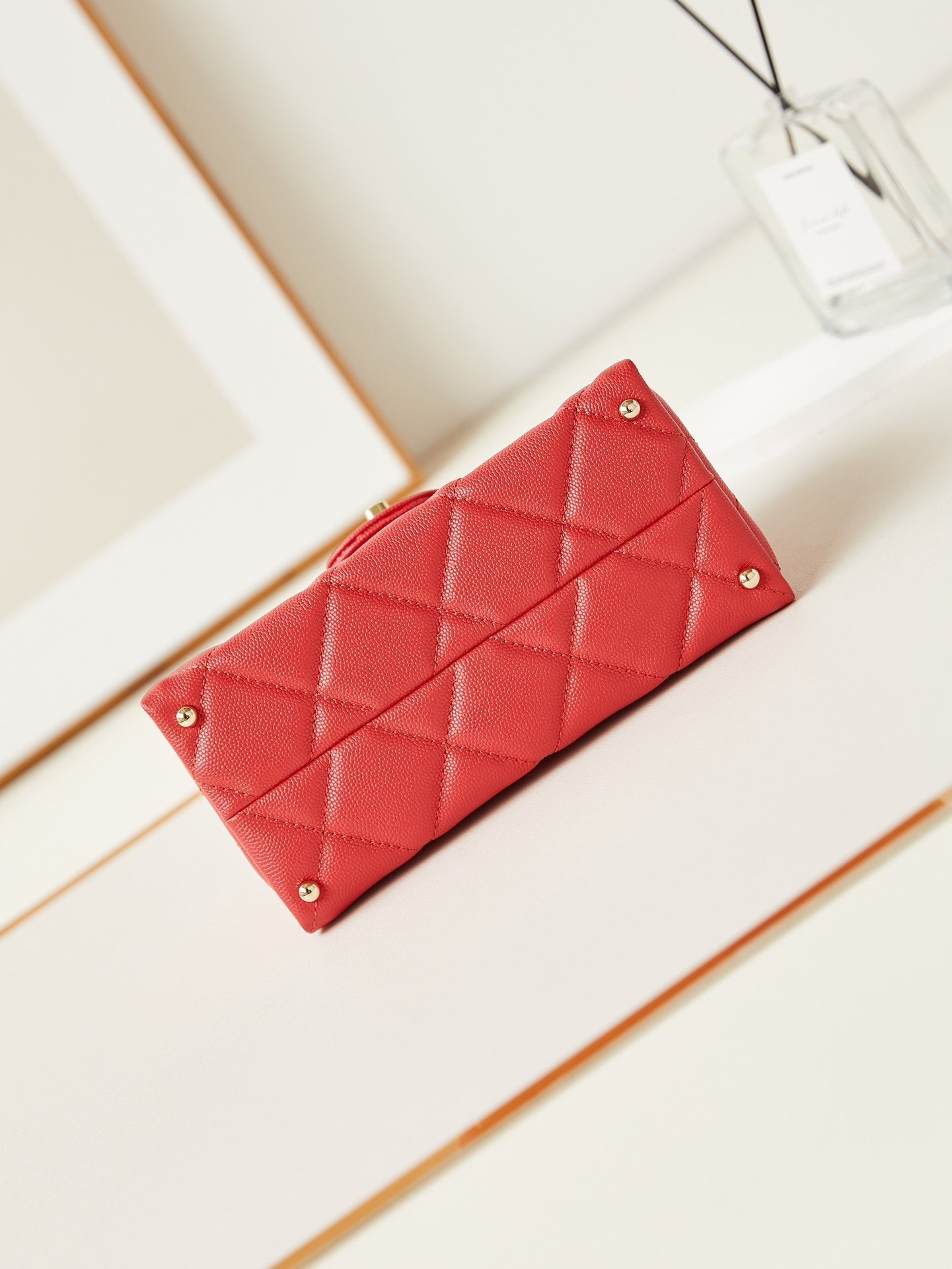 ＣＨＮＥＬFLAP BAG WITH A TOP HANDLE RED