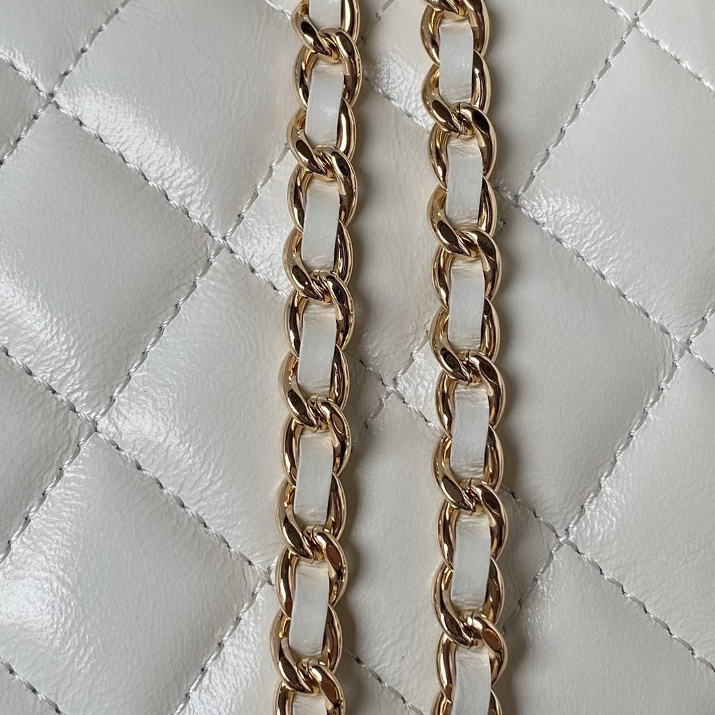 ＣＨＮＥＬCHAIN CLUTCH BAG WHITE